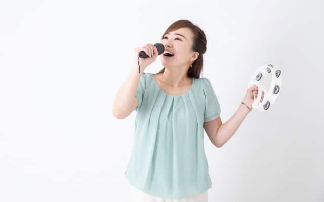 歌を歌う
